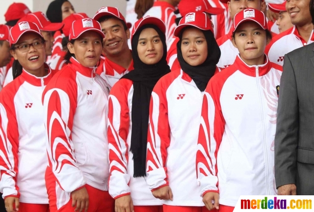 Sejumlah atlet perempuan Indonesia saat upacara pelepasan Kontingen Indonesia untuk mengikuti gelaran SEA Games 2019 Filipina, di Istana Kepresidenan Bogor, Jawa Barat, Rabu (27/11). Mereka akan tampil di 52 cabang olahraga di ajang SEA Games 2019.