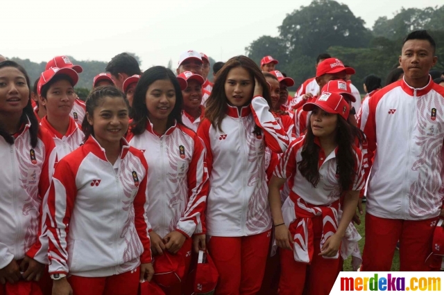 Sejumlah atlet perempuan Indonesia saat upacara pelepasan Kontingen Indonesia untuk mengikuti gelaran SEA Games 2019 Filipina, di Istana Kepresidenan Bogor, Jawa Barat, Rabu (27/11). Mereka siap mengharumkan nama Indonesia di ajang olahraga bergengsi SEA Games 2019 di Filipina.