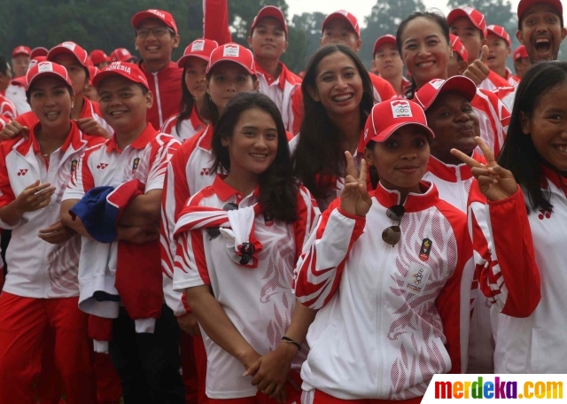 Sejumlah atlet perempuan Indonesia saat upacara pelepasan Kontingen Indonesia untuk mengikuti gelaran SEA Games 2019 Filipina, di Istana Kepresidenan Bogor, Jawa Barat, Rabu (27/11). Mereka akan tampil di 52 cabang olahraga di ajang SEA Games 2019.