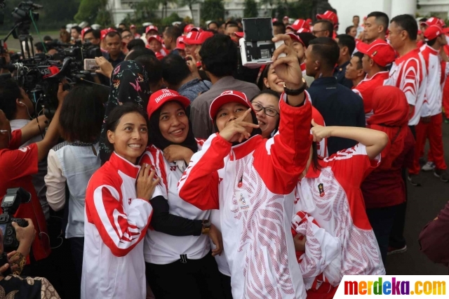 Sejumlah atlet perempuan Indonesia saat upacara pelepasan Kontingen Indonesia untuk mengikuti gelaran SEA Games 2019 Filipina, di Istana Kepresidenan Bogor, Jawa Barat, Rabu (27/11). Mereka akan tampil di 52 cabang olahraga di ajang SEA Games 2019.