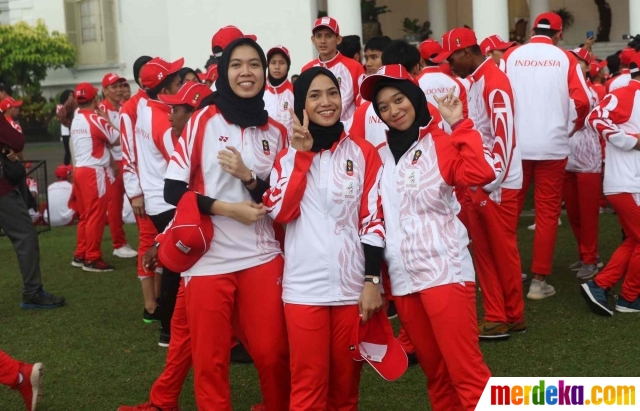 Sejumlah atlet perempuan Indonesia saat upacara pelepasan Kontingen Indonesia untuk mengikuti gelaran SEA Games 2019 Filipina, di Istana Kepresidenan Bogor, Jawa Barat, Rabu (27/11). Sebanyak 841 atlet diberangkatkan untuk mengikuti kejuaraan olahraga di kawasan ASEAN.