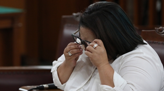 Tangis Nunung Saat Divonis 1 Tahun 6 Bulan Penjara