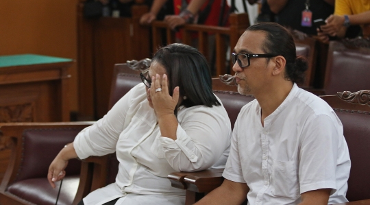 Tangis Nunung Saat Divonis 1 Tahun 6 Bulan Penjara