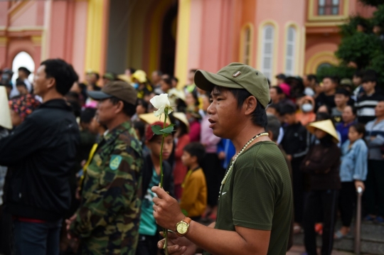 Tangis Kerabat Sambut Peti Jenazah Kasus Truk Inggris Tiba di Vietnam