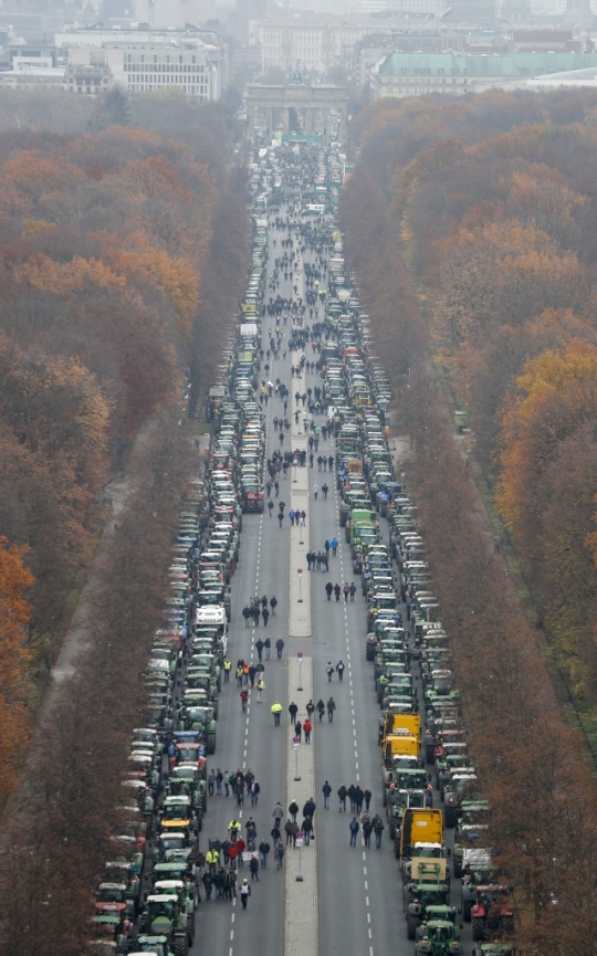 Saat Petani Prancis Protes Bawa Ratusan Traktor hingga Lumpuhkan Jalan Berlin