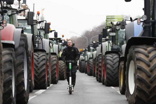 Saat Petani Prancis Protes Bawa Ratusan Traktor hingga Lumpuhkan Jalan Berlin