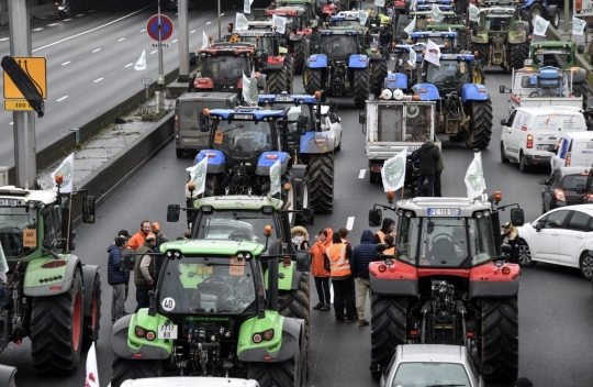 Saat Petani Prancis Protes Bawa Ratusan Traktor hingga Lumpuhkan Jalan Berlin