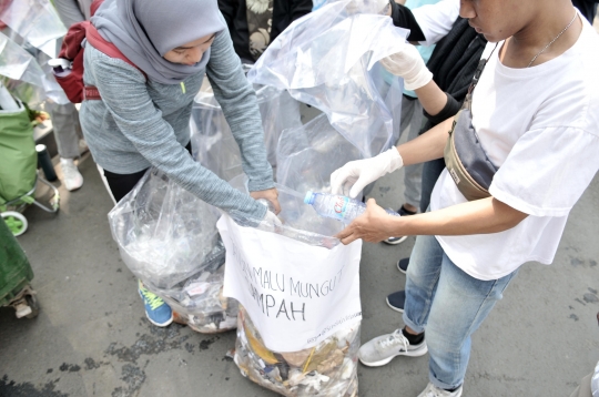 Aktivis Relawan Sekolah Bersih-Bersih Sampah di Bundaran HI