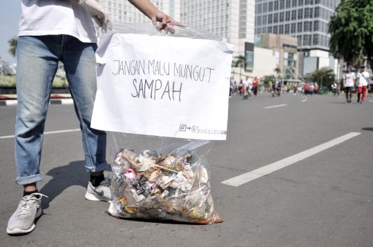 Aktivis Relawan Sekolah Bersih-Bersih Sampah di Bundaran HI