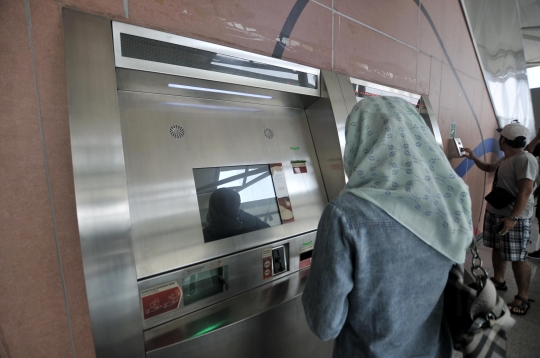 Hari Pertama LRT Beroperasi Secara Komersial