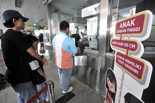 Hari Pertama LRT Beroperasi Secara Komersial