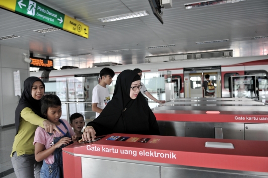 Hari Pertama LRT Beroperasi Secara Komersial