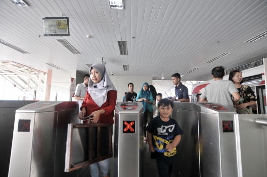 Hari Pertama LRT Beroperasi Secara Komersial