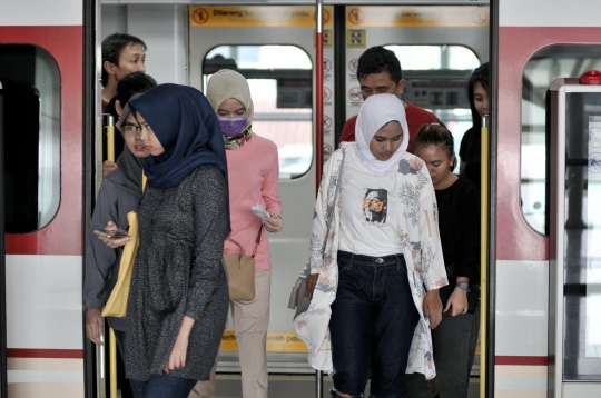 Hari Pertama LRT Beroperasi Secara Komersial