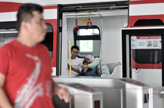 Hari Pertama LRT Beroperasi Secara Komersial