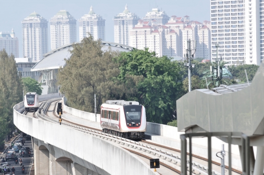 Hari Pertama LRT Beroperasi Secara Komersial