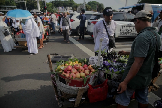 Berkah PKL Raup Untung di Tengah Aksi Reuni 212