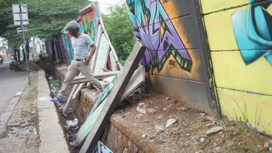 Tembok Rapuh di Depok Ancam Keselamatan Pejalan Kaki