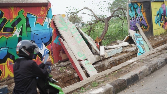 Tembok Rapuh di Depok Ancam Keselamatan Pejalan Kaki
