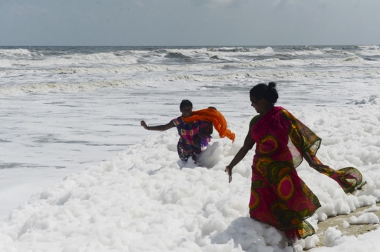 Hamparan Busa Selimuti Pantai di India