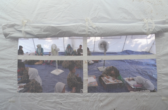 Nestapa Murid Sekolah Khusus Ujian di Tenda Darurat