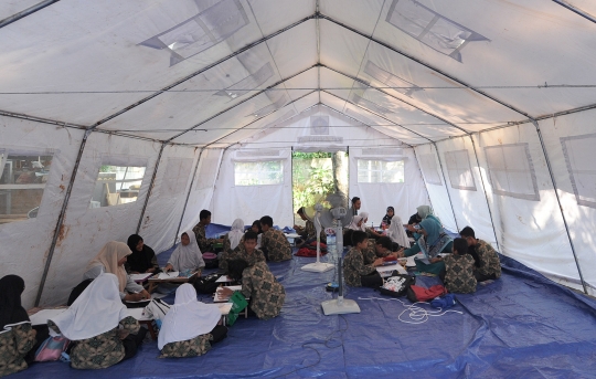 Nestapa Murid Sekolah Khusus Ujian di Tenda Darurat