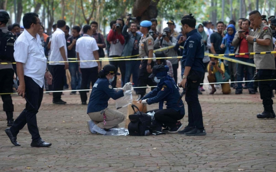 Tim Labfor dan Gegana Periksa Lokasi Ledakan di Kawasan Monas