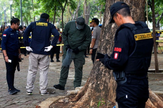 Tim Labfor dan Gegana Periksa Lokasi Ledakan di Kawasan Monas