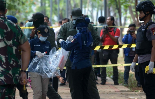 Tim Labfor dan Gegana Periksa Lokasi Ledakan di Kawasan Monas