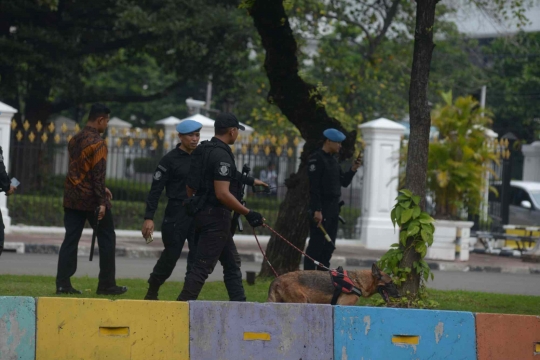 Anjing Pelacak Sisir Kawasan Istana Pasca Ledakan Granat