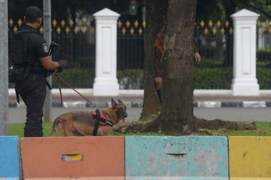 Anjing Pelacak Sisir Kawasan Istana Pasca Ledakan Granat