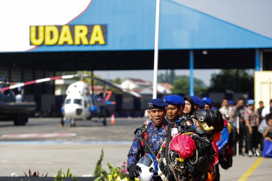 Atraksi Terjun Payung Ramaikan HUT Polairud ke-69