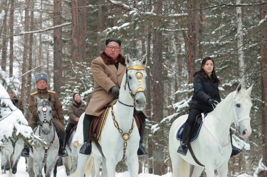 Naik Kuda Sama Istri, Kim Jong-un Berkunjung ke Situs Pertempuran di Gunung Paektu