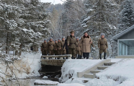 Naik Kuda Sama Istri, Kim Jong-un Berkunjung ke Situs Pertempuran di Gunung Paektu