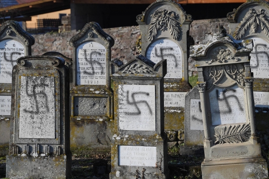 Ratusan Makam Yahudi di Prancis Dicoreti Simbol Nazi