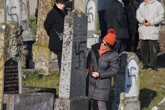 Ratusan Makam Yahudi di Prancis Dicoreti Simbol Nazi