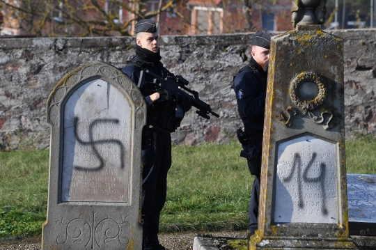Ratusan Makam Yahudi di Prancis Dicoreti Simbol Nazi