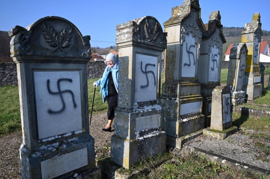 Ratusan Makam Yahudi di Prancis Dicoreti Simbol Nazi