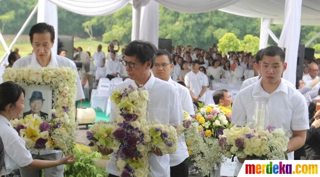 Keluarga besar mengikuti prosesi pemakaman Chairman dan Founder Grup Ciputra Ir Ciputra di pemakaman keluarga di Memorial Park, Citra Indah, Desa Sukamaju, Kecamatan Jonggol, Kabupaten Bogor, Jawa Barat, Kamis (5/12). Ir Ciputra meninggal dunia di Singapura, pada Rabu (27/11/2019), pada pukul 01.05 waktu Singapura.