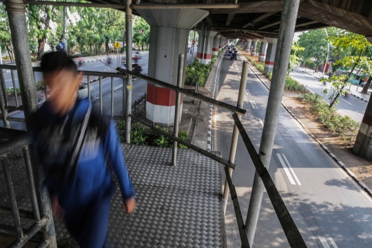 Kondisi JPO Transjakarta Ahmad Yani Usai Tertabrak Muatan Trailer