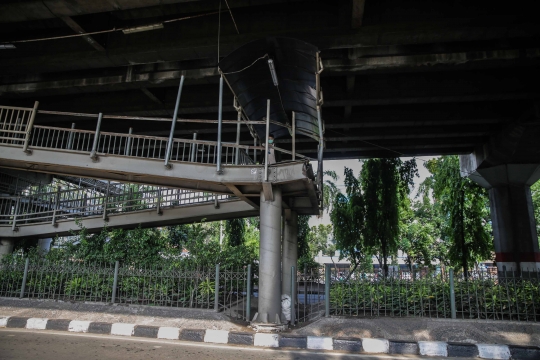 Kondisi JPO Transjakarta Ahmad Yani Usai Tertabrak Muatan Trailer