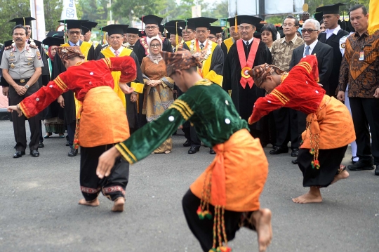 JK Terima Gelar Doktor Kehormatan dari Universitas Negeri Padang