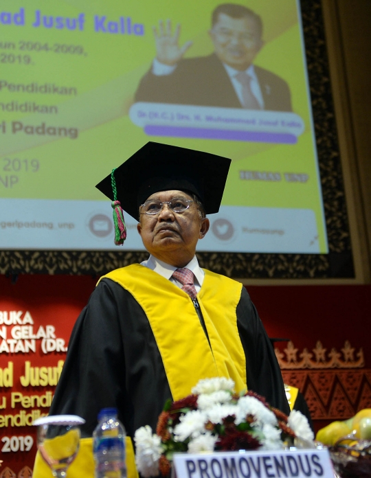 JK Terima Gelar Doktor Kehormatan dari Universitas Negeri Padang