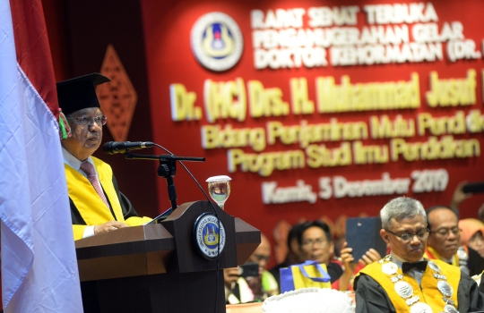 JK Terima Gelar Doktor Kehormatan dari Universitas Negeri Padang