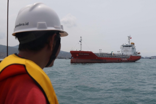 Melihat Kapal Chemical Tanker MT Sinar Morotai di Perairan Merak