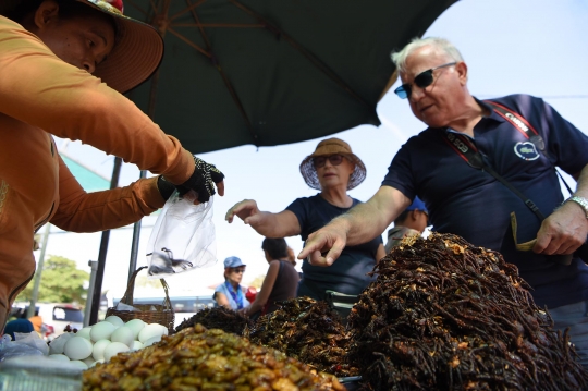 Mencicipi Tarantula Goreng yang Populer di Kamboja