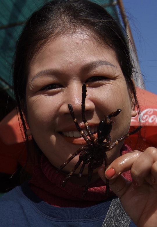 Mencicipi Tarantula Goreng yang Populer di Kamboja