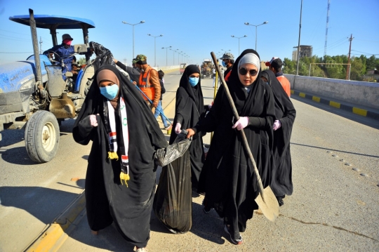 Kericuhan Mereda, Warga Irak Gotong-Royong Bersihkan Jalan