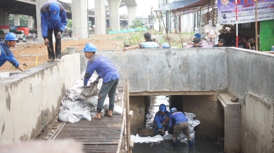 Cegah Banjir, Saluran Air di Jalan DI Panjaitan Dibersihkan