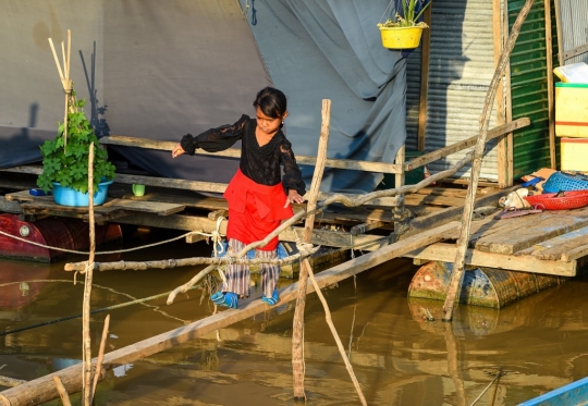 Potret Kehidupan Warga Kamboja di Desa Terapung